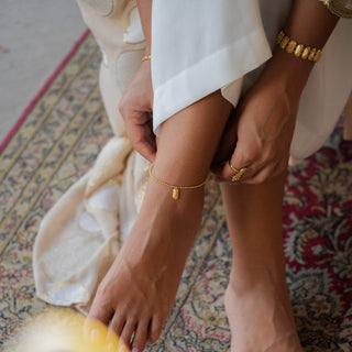 Elegant women's anklet in yellow gold with delicate chain design, perfect for adding sophistication to any outfit.