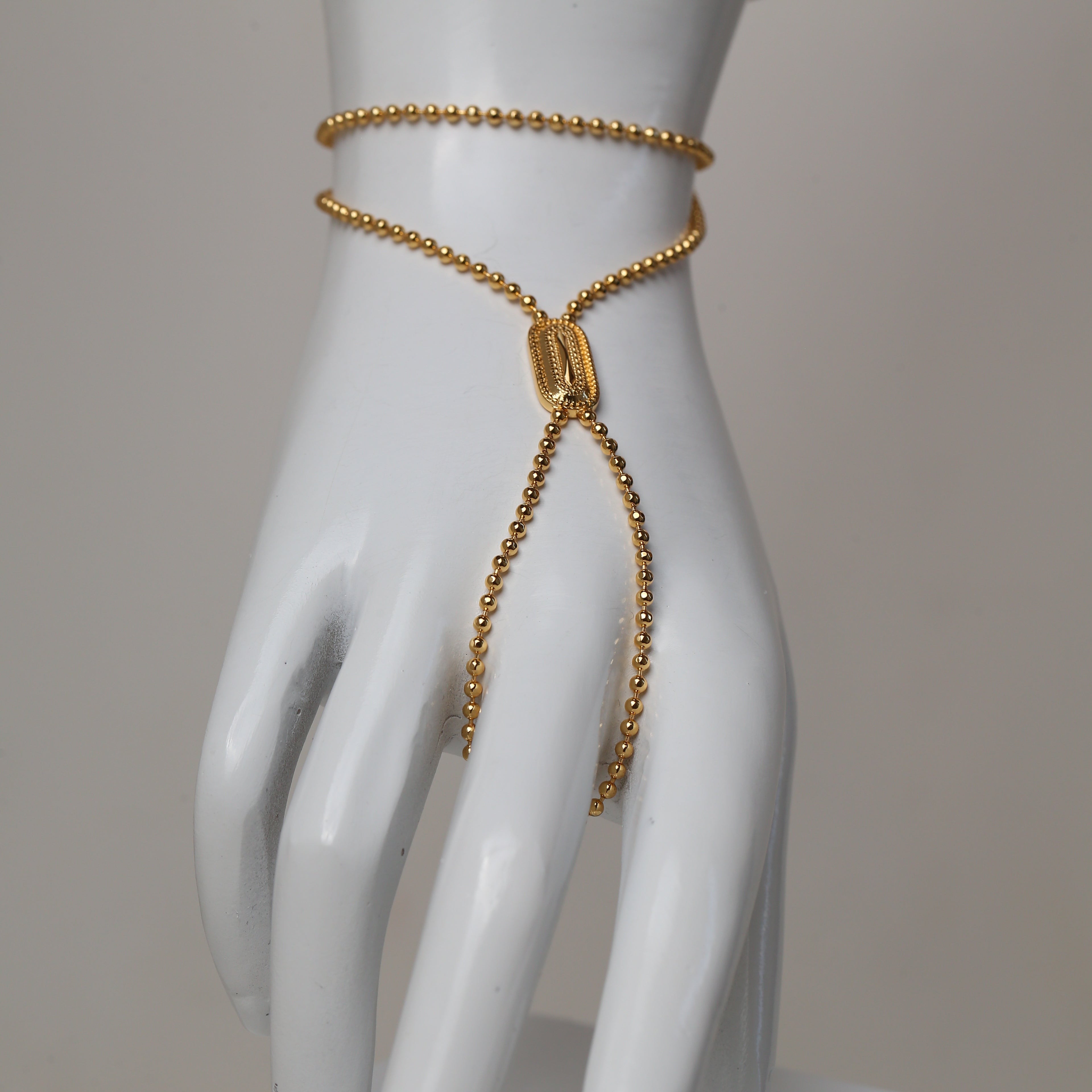 One Elongated Oval Dakka Handchain