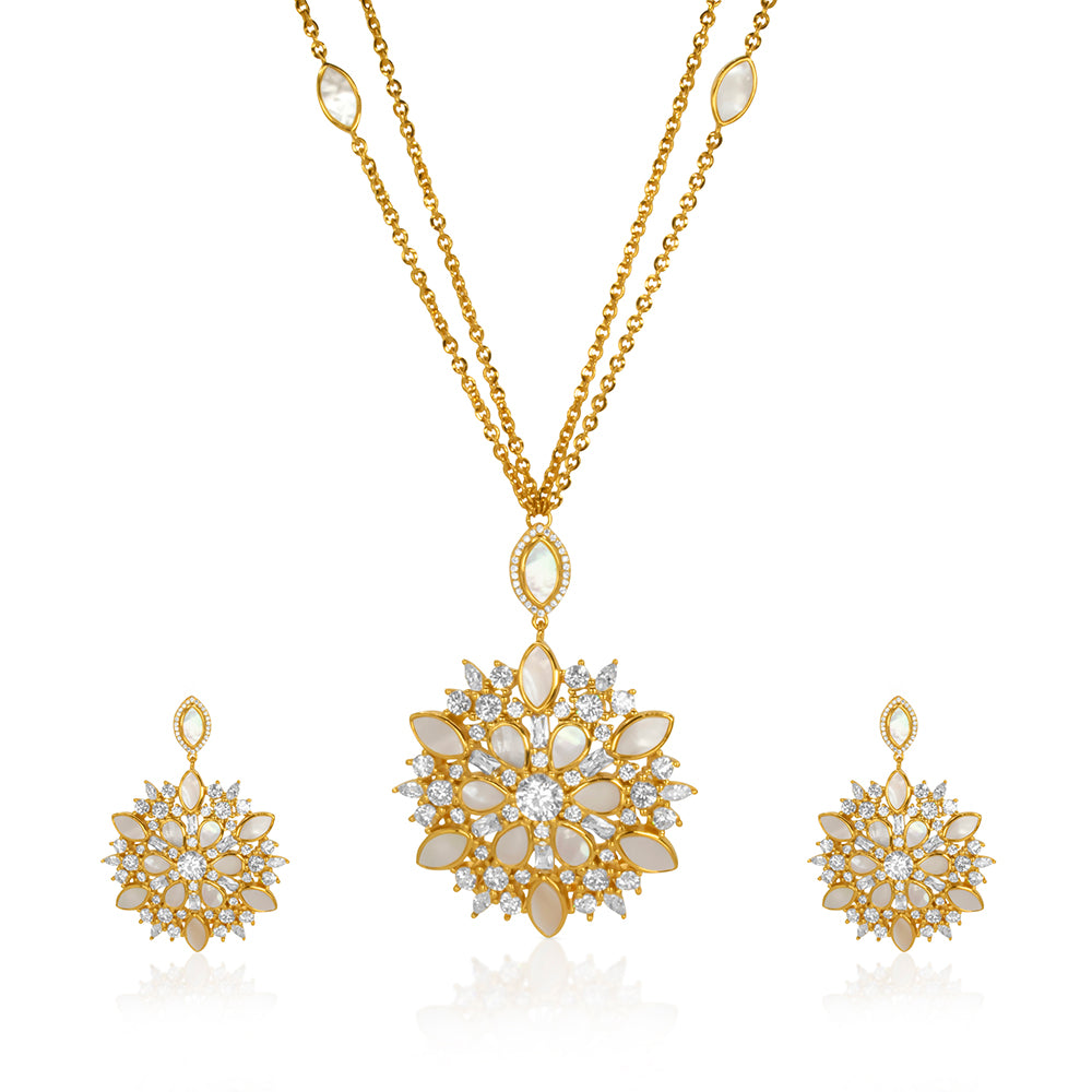 Elegant ﬂower necklace gold plated, featuring a delicate chain and a radiant ﬂower-inspired pendant, ﬂanked by two complementing earrings.